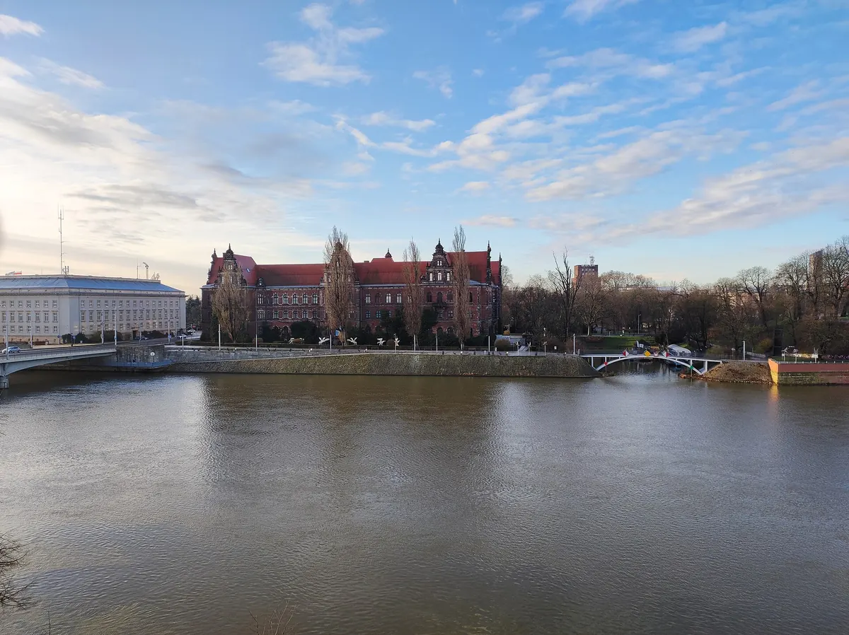 Zabytkowa zabudowa nad Odrą we Wrocławiu